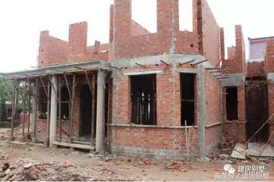 在鄉村20萬就能建起來的二層歐式小別墅，附方案圖和施工過程