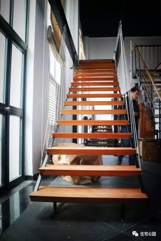 花大價蓋好的別墅，不配一個華麗的樓梯可怎么行！12款樓梯推薦