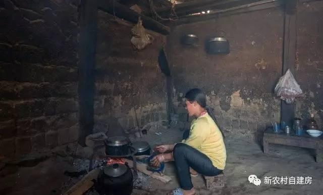 父愛(ài)如山，老鐵匠打鐵30年給兒子建別墅，自己卻舍不得住