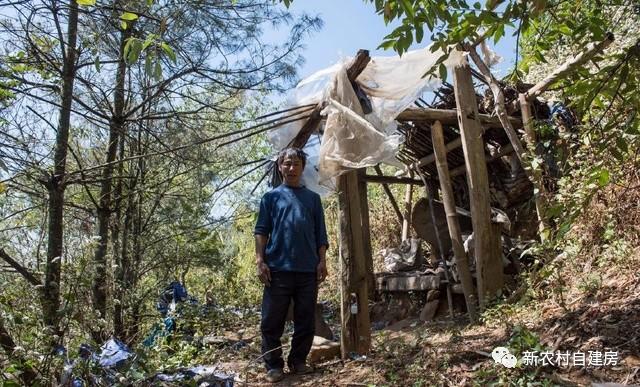 父愛(ài)如山，老鐵匠打鐵30年給兒子建別墅，自己卻舍不得住