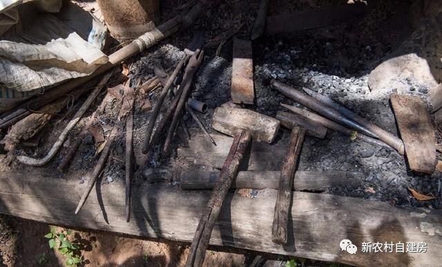 父愛(ài)如山，老鐵匠打鐵30年給兒子建別墅，自己卻舍不得住