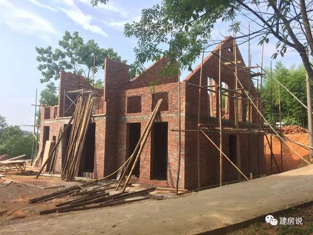 湖南寧鄉(xiāng)網(wǎng)友自建二層歐式別墅，文化石墻耐人尋味