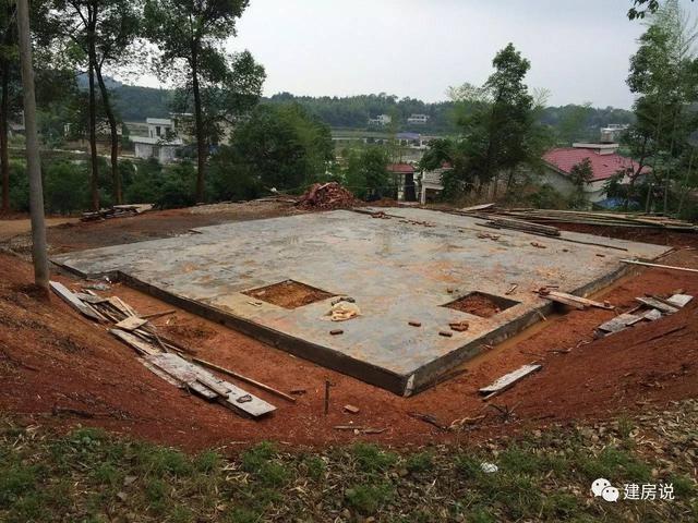 湖南寧鄉(xiāng)網(wǎng)友自建二層歐式別墅，文化石墻耐人尋味