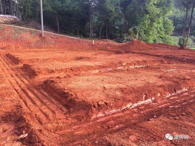 湖南寧鄉(xiāng)網(wǎng)友自建二層歐式別墅，文化石墻耐人尋味