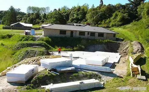 實拍華人夫妻新西蘭自建房全過程，有山有水有鄰家女孩