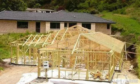 實拍華人夫妻新西蘭自建房全過程，有山有水有鄰家女孩