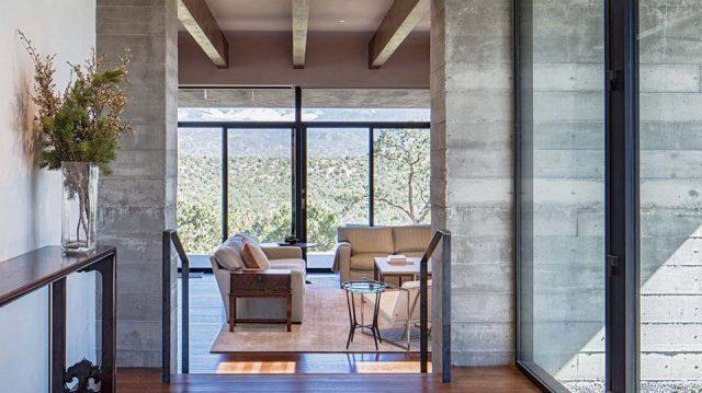 一層現代風格山間別墅，兩面混凝土墻壁打開整個建筑空間