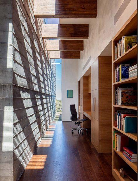 一層現代風格山間別墅，兩面混凝土墻壁打開整個建筑空間