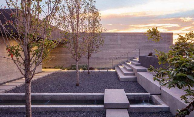 一層現代風格山間別墅，兩面混凝土墻壁打開整個建筑空間