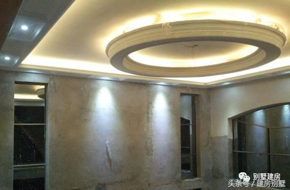 湖北一土豪曬三層別墅，豪華裝修有假山還有魚塘