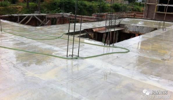 湖北一土豪曬三層別墅，豪華裝修有假山還有魚塘