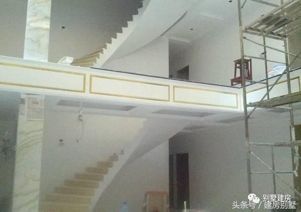 湖北一土豪曬三層別墅，豪華裝修有假山還有魚塘