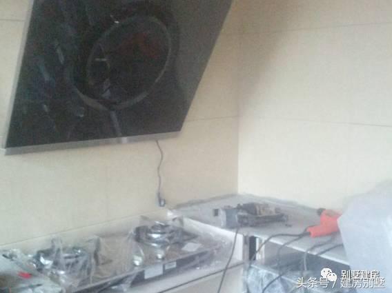 湖北一土豪曬三層別墅，豪華裝修有假山還有魚塘