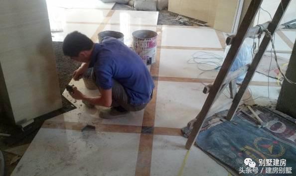 湖北一土豪曬三層別墅，豪華裝修有假山還有魚塘