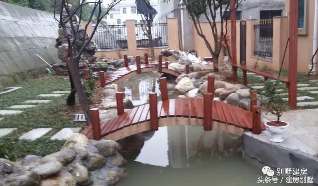 湖北一土豪曬三層別墅，豪華裝修有假山還有魚塘