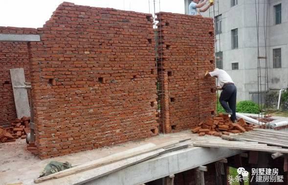 湖北一土豪曬三層別墅，豪華裝修有假山還有魚塘