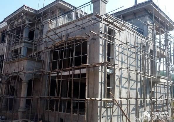 湖北一土豪曬三層別墅，豪華裝修有假山還有魚塘