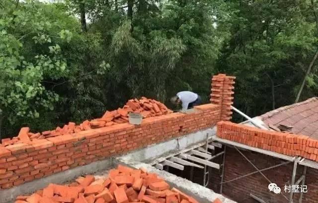 20萬將舊房子翻蓋成農村別墅，村長都點贊