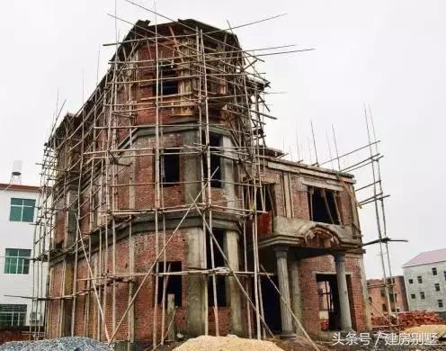 太霸氣了！江西兄妹用1000多平米建兩棟三層別墅