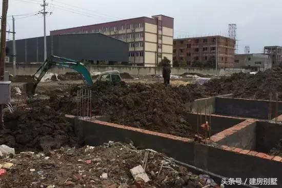 在浙江老家建起一棟四層商住兩用房，奶奶開始當起了“包租婆”