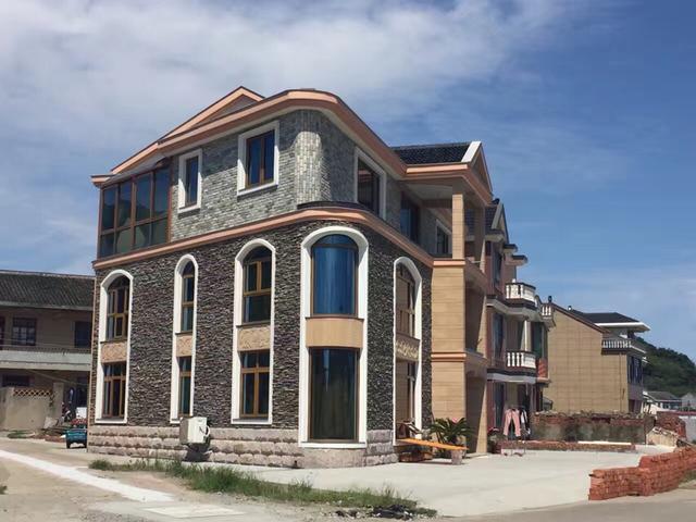 為了建這套房子，我把10年積蓄都拿出來了，村里人都羨慕死了