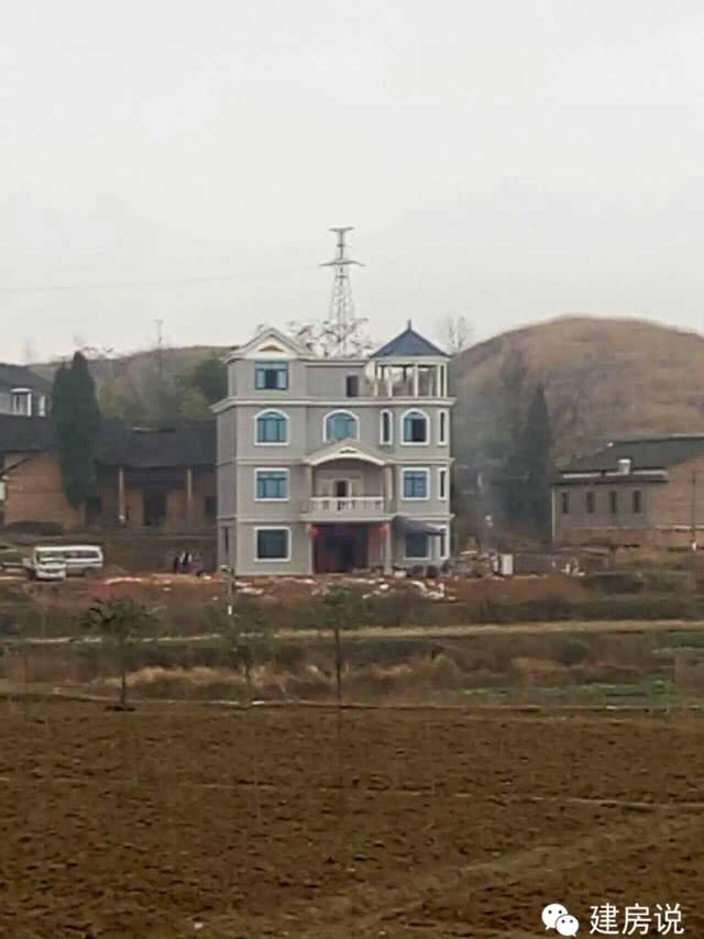 小伙回老家自建四層樓房，轟動整個村