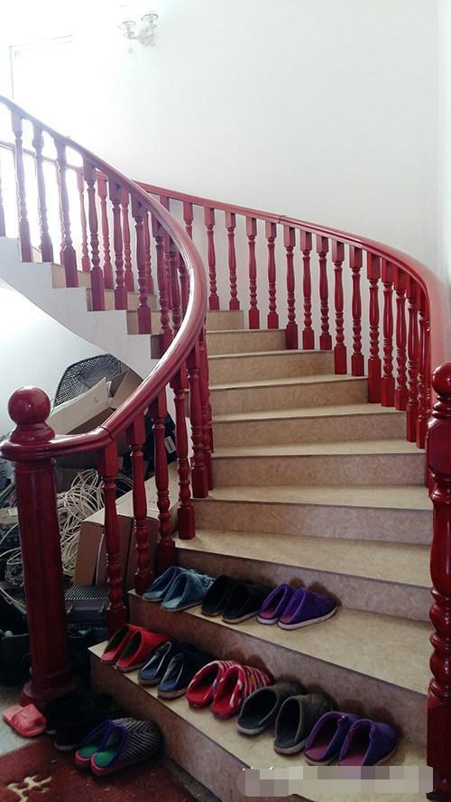 離開深圳7年，曬曬我姐農村自建別墅，博古架和樓梯太贊了！