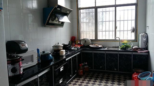 離開深圳7年，曬曬我姐農村自建別墅，博古架和樓梯太贊了！