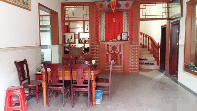 離開深圳7年，曬曬我姐農村自建別墅，博古架和樓梯太贊了！