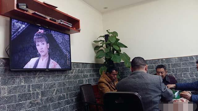 離開深圳7年，曬曬我姐農村自建別墅，博古架和樓梯太贊了！