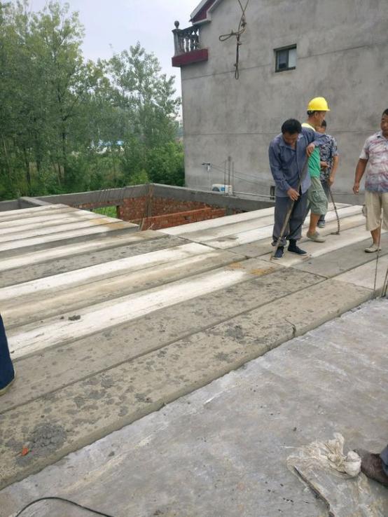 小伙20萬做三層自建房，看完施工過程誰還敢住？