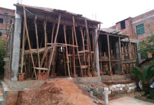 努力賺錢，為給爸媽一個養老的地方，農村小伙18萬為父母建別墅！