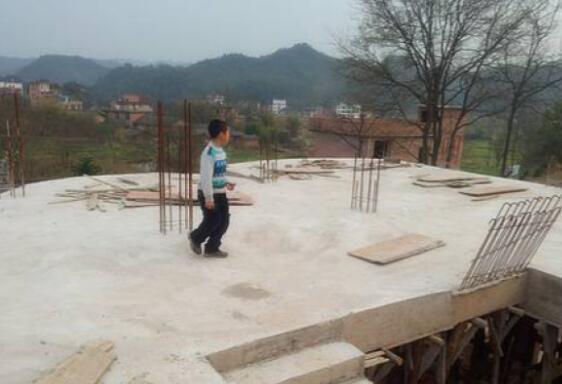 努力賺錢，為給爸媽一個養老的地方，農村小伙18萬為父母建別墅！