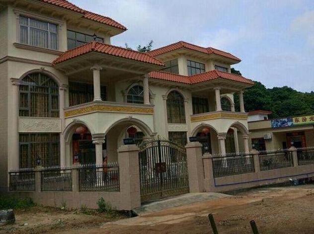 婆家三層小別墅總算蓋好了，光看這外表已經是村里第一大戶了！