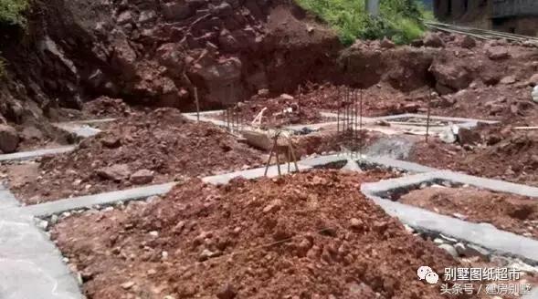 為我新落成的別墅，造了大部分農(nóng)村人都見過的小火灶！