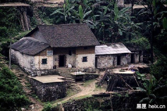 他為90后農民蓋別墅，看房還可以用VR