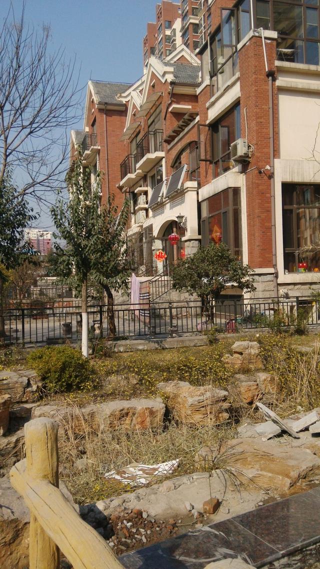 花了幾百萬買了別墅，發現開發商建的院子太差，自己從新建！