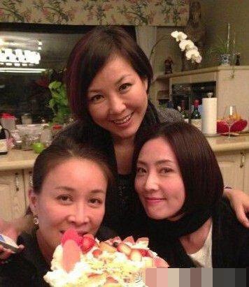 那英北京8000萬豪裝被扒，獨(dú)棟別墅裝修如“綠洲公園”！美膩！