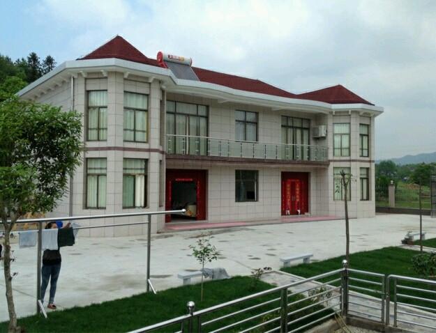 曬曬公公花100多萬的農(nóng)村小別墅，最喜歡院子里的草坪和大魚池！