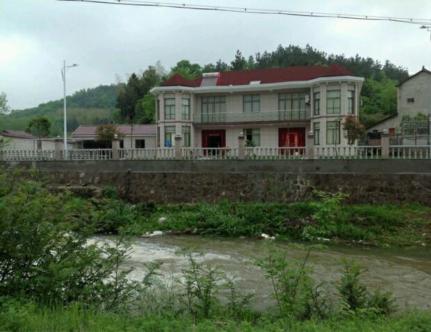 曬曬公公花100多萬的農(nóng)村小別墅，最喜歡院子里的草坪和大魚池！