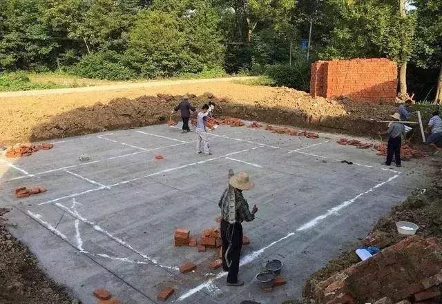 農村自建房基礎施工這么做才能又穩又安全，別再花冤枉錢了