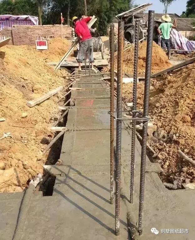 農村自建房基礎施工這么做才能又穩又安全，別再花冤枉錢了