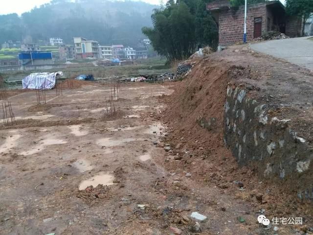 基礎被大雨泡透，圈梁又尺寸太小，我這三層別墅該怎么辦？