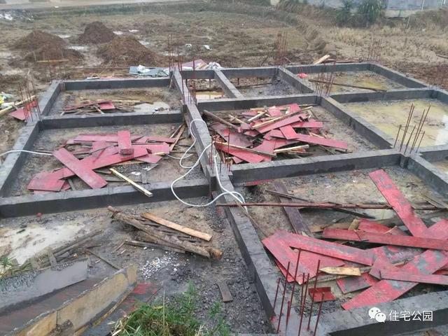 基礎被大雨泡透，圈梁又尺寸太小，我這三層別墅該怎么辦？