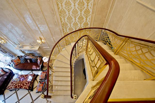 三層大落地窗歐式風格別墅，城里人感慨農村建房裝修真便宜！