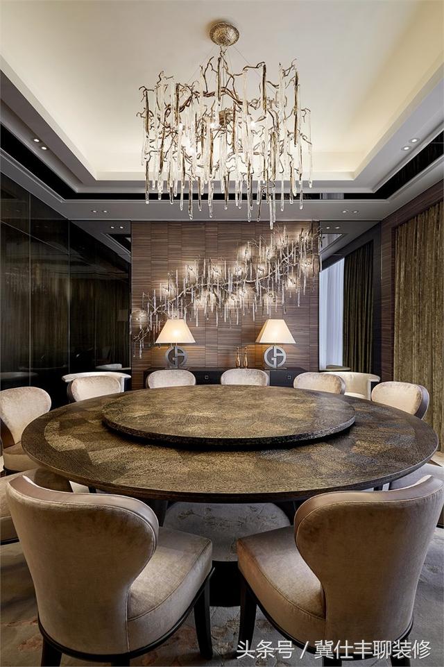 富豪的兩棟別墅連為一體，一棟家人住，另一棟招待客人