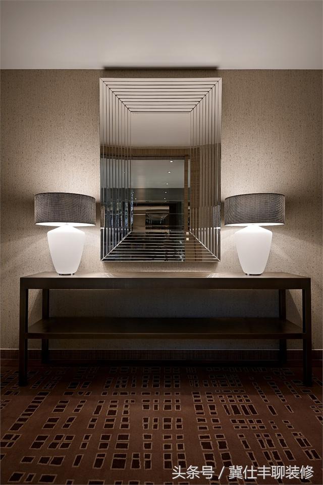 富豪的兩棟別墅連為一體，一棟家人住，另一棟招待客人