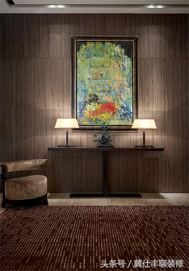 富豪的兩棟別墅連為一體，一棟家人住，另一棟招待客人