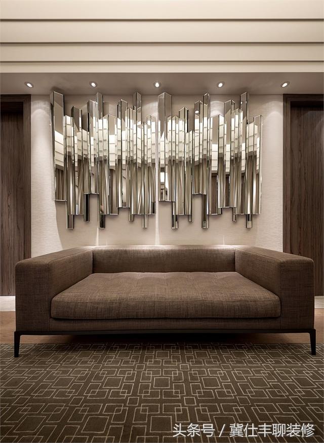 富豪的兩棟別墅連為一體，一棟家人住，另一棟招待客人