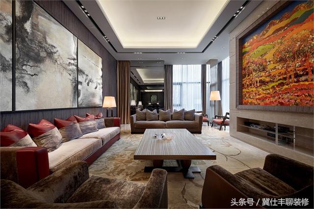 富豪的兩棟別墅連為一體，一棟家人住，另一棟招待客人